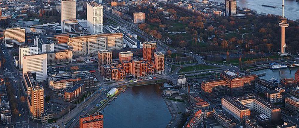 Lebenswertes Quartier. Das Neubauviertel "Little C" am Coolhaven (Bildmitte) wurde in Backsteinoptik aus 15 Gebäuden errichtet - statt aus zwei Wohntürmen. Vier höhere Gebäude schirmen die kleine Nachbarschaft mit elf "urban Villas" gegen den Straßenlärm ab.