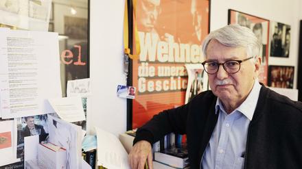 Zur Person: Heinrich Breloer ist ein Kind des Ruhrgebiets, geboren am 17. Februar 1942 in Gelsenkirchen, aufgewachsen in Marl, wo seine Eltern ein Hotel betrieben. Den „Religionsterror“ (Breloer) seiner Schulzeit in einem katholischen Internat arbeitete er in dem TV-Zweiteiler „Eine geschlossene Gesellschaft“ auf. Nach dem Studium der Literaturwissenschaft in Bonn und Hamburg arbeitete Breloer in den 1970er Jahren als freier Autor zunächst für den NDR, später regelmäßig für den WDR. Vor 40 Jahren entwickelten er und sein Co-Autor Horst Königstein im Fernsehfilm „Das Beil von Wandsbek“ die „Offene Form“, die Verknüpfung von Dokumentation und fiktionalen Spielszenen – und setzten mit weiteren Filmen Maßstäbe in dem heute als „Dokudrama“ bezeichneten Genre. Breloers Filme wurden vielfach ausgezeichnet: Allein der TV-Dreiteiler „Die Manns – Ein Jahrhundertroman“ gewann 2002 den Emmy, den Grimme-Preis und den Deutschen Fernsehpreis. Seinen Spielfilm „Buddenbrooks“ (2009) sahen im Kino 1,2 Millionen Zuschauer. An Breloers Geburtstag werden „Die Manns“, „Todesspiel“ und „Buddenbrooks“ endlich auch in der ARD-Mediathek abrufbar sein. Das WDR Fernsehen strahlt außerdem den Zweiteiler „Todesspiel“ am 17. Februar (23 Uhr 30 sowie „Die Manns“ am 19. Februar (20 Uhr 15 aus.
