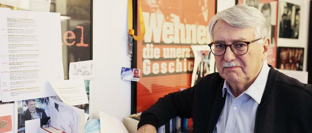 Zur Person: Heinrich Breloer ist ein Kind des Ruhrgebiets, geboren am 17. Februar 1942 in Gelsenkirchen, aufgewachsen in Marl, wo seine Eltern ein Hotel betrieben. Den „Religionsterror“ (Breloer) seiner Schulzeit in einem katholischen Internat arbeitete er in dem TV-Zweiteiler „Eine geschlossene Gesellschaft“ auf. Nach dem Studium der Literaturwissenschaft in Bonn und Hamburg arbeitete Breloer in den 1970er Jahren als freier Autor zunächst für den NDR, später regelmäßig für den WDR. Vor 40 Jahren entwickelten er und sein Co-Autor Horst Königstein im Fernsehfilm „Das Beil von Wandsbek“ die „Offene Form“, die Verknüpfung von Dokumentation und fiktionalen Spielszenen – und setzten mit weiteren Filmen Maßstäbe in dem heute als „Dokudrama“ bezeichneten Genre. Breloers Filme wurden vielfach ausgezeichnet: Allein der TV-Dreiteiler „Die Manns – Ein Jahrhundertroman“ gewann 2002 den Emmy, den Grimme-Preis und den Deutschen Fernsehpreis. Seinen Spielfilm „Buddenbrooks“ (2009) sahen im Kino 1,2 Millionen Zuschauer. An Breloers Geburtstag werden „Die Manns“, „Todesspiel“ und „Buddenbrooks“ endlich auch in der ARD-Mediathek abrufbar sein. Das WDR Fernsehen strahlt außerdem den Zweiteiler „Todesspiel“ am 17. Februar (23 Uhr 30 sowie „Die Manns“ am 19. Februar (20 Uhr 15 aus.