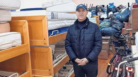 Spenden aus Brandenburg. Hier freut sich Pjotr Nakonetschniy, Leiter der Sozial- und Familienabteilung der Vereinigung der Kirchen der Evangeliumschristen-Baptisten im Gebiet Odessa, über die Hilfsgüter von Unterstützer:innen aus Deutschland. 
