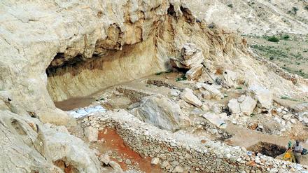 An diesem Felsüberhang am Berg Jebel Faya in den Vereinigten Arabischen Emiraten lebten Steinzeitjäger auch in trockenen Epochen.