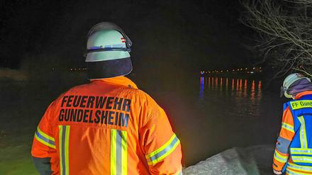 mDie Feuerwehr Gundelsheim sucht nach dem untergegangenen Luxusauto im Neckar.