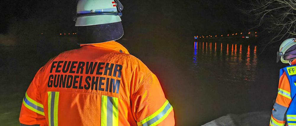 mDie Feuerwehr Gundelsheim sucht nach dem untergegangenen Luxusauto im Neckar.