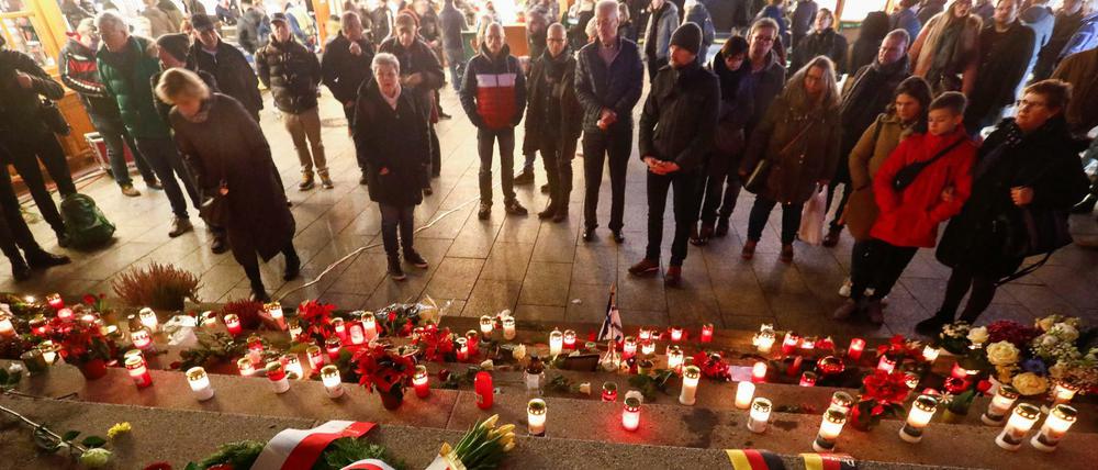 Trauer um die Opfer. Berlinerinnen und Berliner erinnern jedes Jahr an die Toten und Verletzten des islamistischen Anschlags vom Dezember 2016 auf den Weihnachtsmarkt am Breitscheidplatz