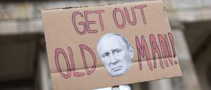 Protest gegen Wladimir Putin vor dem Brandenburger Tor in Berlin