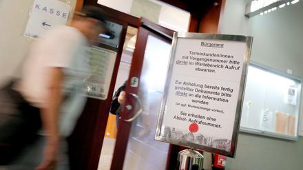 Wird noch länger ein gewohnter Gang bleiben: der Besuch beim Bürgeramt - hier im Rathaus Spandau.