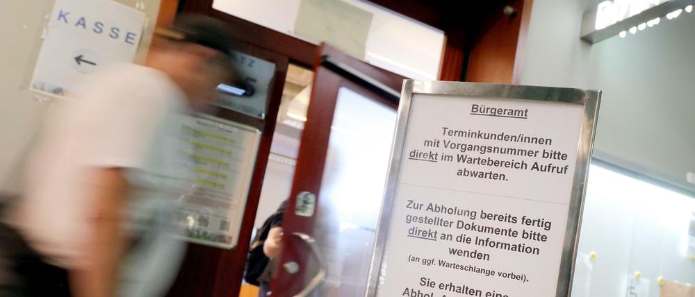 Wird noch länger ein gewohnter Gang bleiben: der Besuch beim Bürgeramt - hier im Rathaus Spandau.
