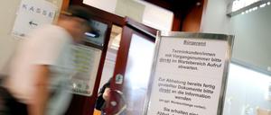 Wird noch länger ein gewohnter Gang bleiben: der Besuch beim Bürgeramt - hier im Rathaus Spandau.