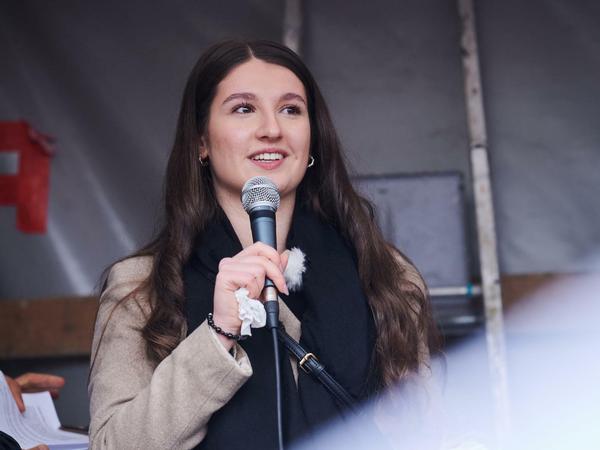 Die 17-jährige Dilan S. sprach zu den Demonstrierenden - und war von der Unterstützung sichtlich berührt.