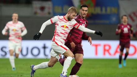 Leipzigs Konrad Laimer (li.) im Zweikampf mit Mikel Merino.