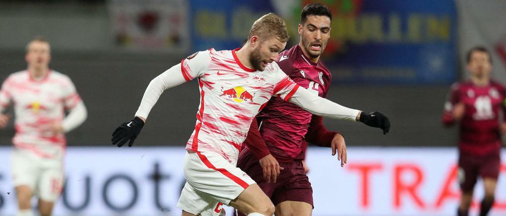 Leipzigs Konrad Laimer (li.) im Zweikampf mit Mikel Merino.