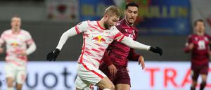 Leipzigs Konrad Laimer (li.) im Zweikampf mit Mikel Merino.