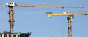 Hamburg: Kräne stehen auf einer Baustelle für mehrstöckige Wohnhäuser.
