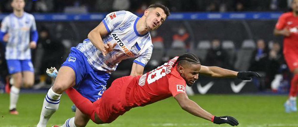 Die entscheidende Szene. Kempf foult Nkunku im Strafraum und sieht dafür Rot. Der Elfer der Leipziger sitzt danach auch.