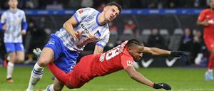 Die entscheidende Szene. Kempf foult Nkunku im Strafraum und sieht dafür Rot. Der Elfer der Leipziger sitzt danach auch.