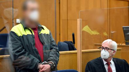 Schwere Vorwürfe. Der mutmaßliche Drohbriefschreiber Alexander M. alias "NSU 2.0" muss sich seit Mittwoch im Landgericht Frankfurt am Main verantworten. Er soll zahlreiche Prominente attackiert haben.