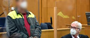 Schwere Vorwürfe. Der mutmaßliche Drohbriefschreiber Alexander M. alias "NSU 2.0" muss sich seit Mittwoch im Landgericht Frankfurt am Main verantworten. Er soll zahlreiche Prominente attackiert haben.