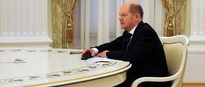 Am langen Tisch bei Wladimir Putin in Moskau: Kanzler Olaf Scholz im Kreml.