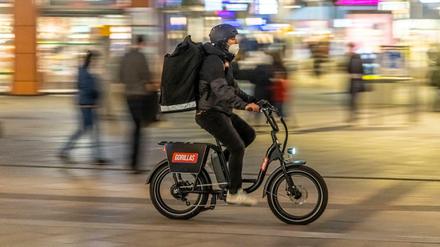 Flinke Lieferung. Ein Fahrradkurier des Lieferdienstes Gorillas. Wer sich Lebensmittel bringen lässt, sollte seine Rechte kennen. 