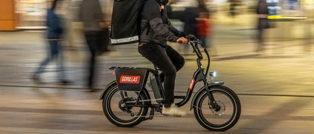 Flinke Lieferung. Ein Fahrradkurier des Lieferdienstes Gorillas. Wer sich Lebensmittel bringen lässt, sollte seine Rechte kennen. 