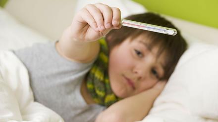 Fieber gehört bei Influenza und Corona zu den gängigen Symptomen.