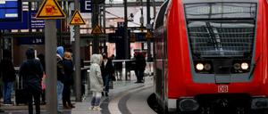 Zwischenzeitlich komplett eingestellt, am Samstagnachmittag wieder teilweise aufgenommen: der Regionalbahnverkehr in Berlin und Brandenburg.