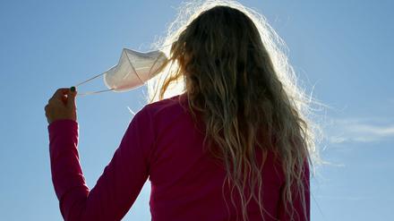 Draußen wird es im Frühling auch ohne Maske gehen, in Innenräumen bleibt der Schutz durch FFP-2-Masken aber noch nötig, sagen Wissenschaftler:innen.