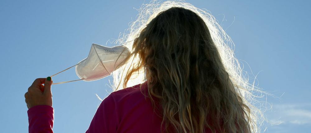 Draußen wird es im Frühling auch ohne Maske gehen, in Innenräumen bleibt der Schutz durch FFP-2-Masken aber noch nötig, sagen Wissenschaftler:innen.