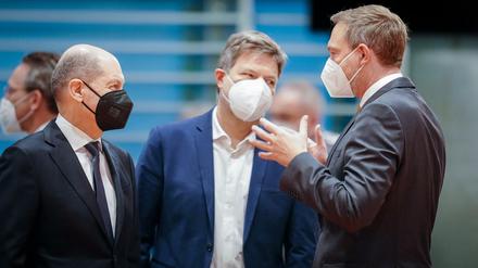 Bundeskanzler Olaf Scholz, Wirtschaftsminister Robert Habeck und Finanzminister Christian Lindner bringen ein Entlastungspaket auf den Weg.