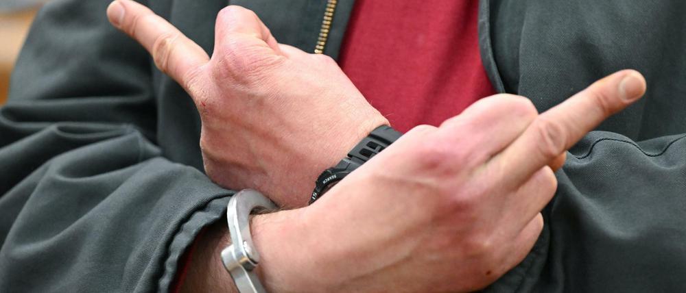 Obszöne Geste. Alexander M. war mutmaßlich der Drohbriefschreiber NSU 2.0. Im Frankfurter Prozess tritt er aggressiv auf. Die Opfer verunsichert jedoch weit mehr, dass ihm womöglich Polizisten halfen.