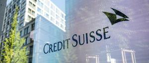 Ein Schaufenster mit dem Logo der Credit Suisse in Zürich.