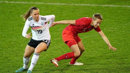 Klara Buhl (links) in Aktion gegen Kanadas Quinn.