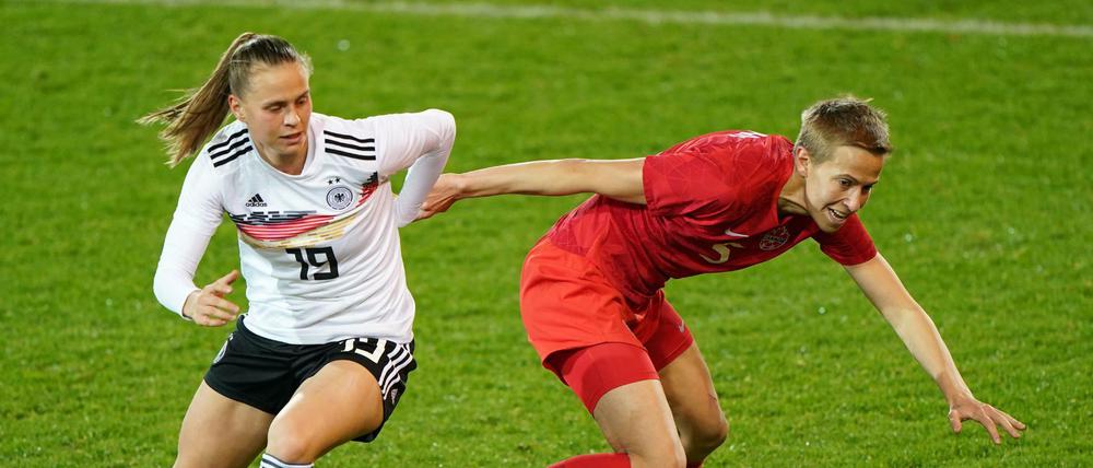 Klara Buhl (links) in Aktion gegen Kanadas Quinn.