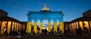 Ein Zeichen der Solidarität: Das Brandenburger Tor leuchtet in den Farben der Ukrainischen Flagge.