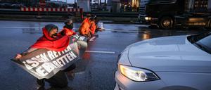 Klimaaktivisten blockieren eine Kreuzung zur Köhlbrandbrücke in Hamburg.
