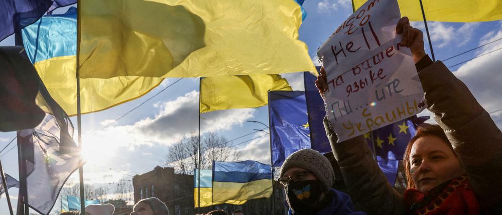 In Kiew protestieren Menschen gegen das Vorgehen Russlands am 22. Februar