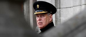 Prinz Andrew galt einst als der Lieblingssohn der Queen. Nun soll er sich aus öffentlichen Auftritten des Königshauses zurückziehen.