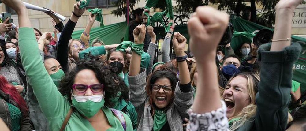 Viele feiern in Bogota, als das Verfassungsgericht Abtreibung entkriminalisiert hat.