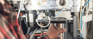 Winziges darstellen: Ein Kryo-Elektronenmikroskop am Forschungszentrum für Elektronenmikroskopie (FZEM) der Freien Universität Berlin wird mit Proben bestückt.
