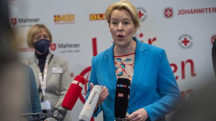 Franziska Giffey (SPD), Regierende Bürgermeisterin von Berlin, spricht nach einem Besuch im Impfzentrum im ICC Berlin.