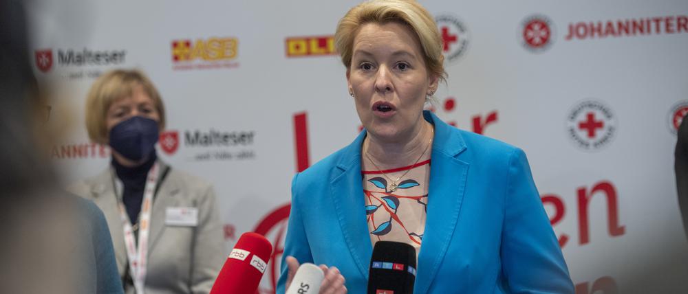 Franziska Giffey (SPD), Regierende Bürgermeisterin von Berlin, spricht nach einem Besuch im Impfzentrum im ICC Berlin.