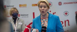 Franziska Giffey (SPD), Regierende Bürgermeisterin von Berlin, spricht nach einem Besuch im Impfzentrum im ICC Berlin.