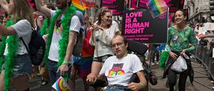 Ein Rollifahrer nimmt am Pride in London teil.