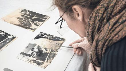 Mit der Pinzette am Werk: Fotorestauratorin Stefanie Pfeifer.