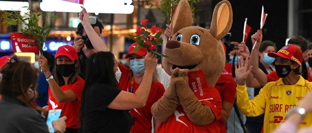 In Sydney begrüßten überdimensionale Kängurufiguren am Montag die ersten Reisenden.