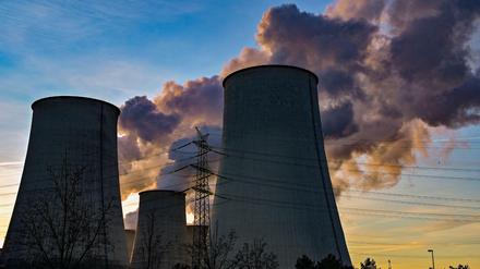 Das Braunkohlekraftwerk Jänschwalde soll bis 2028 vom Netz gehen. Oder soll es länger Strom und Wärme liefern?