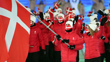 Meine Fahne. Eisbären-Stürmer Frans Nielsen (links) mit Madeleine Dupont and Frans Nielsen bei der Eröffnungsfeier von Peking.