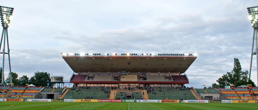 Viel Schatten, wenig Licht: Inzwischen sind die Flutlichtmasten im Friedrich-Ludwig-Jahn-Sportpark außer Betrieb.