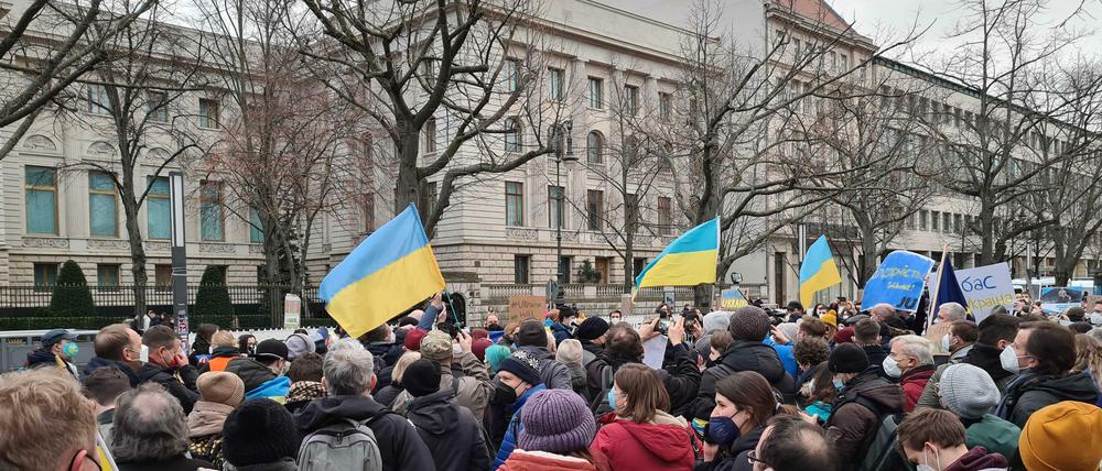 Am Dienstag demonstrierten zahlreiche Menschen vor der russischen Botschaft in Berlin. 