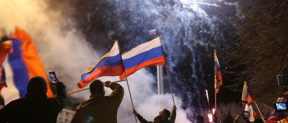 Bewohner feiern die Anerkennung der Volksrepublik Donezk als eigenständige Republik durch Russland.